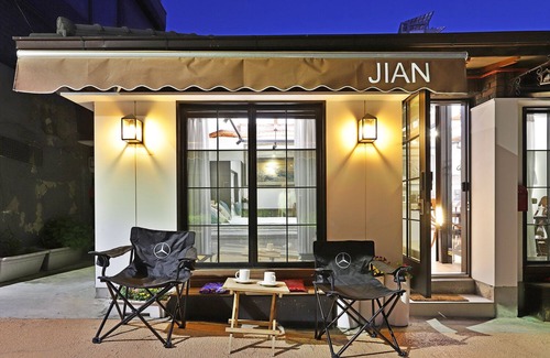 Gwanghui-dong Maison | 3 minutes to subways and buses. Modern hanok for a family or friends!