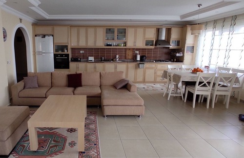 Tosmur Belediyesi Appartement | 3 minutes to the beach! Spacious and silent suite with pool.