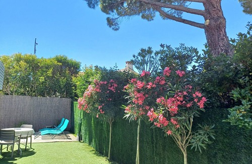 Saint-Cyr-sur-Mer Appartement | 3 minutes walk from the sandy beach ... Ideally located, Garden, quiet, Parking