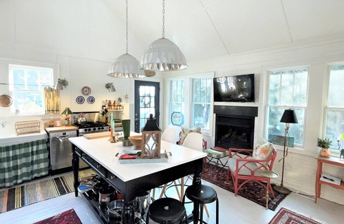 Lakeside Maison | 3 nt min Beach Lovers home w/Private Assoc Beach 1 blk fire pit scrnd porch