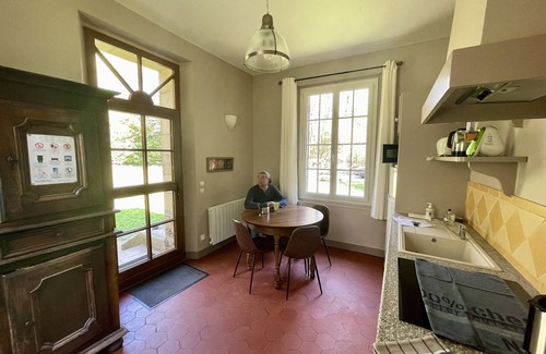 Chambly Cottage | Gîte des 3 chênes : Nichée dans une clairière en plein parc régional du Vexin