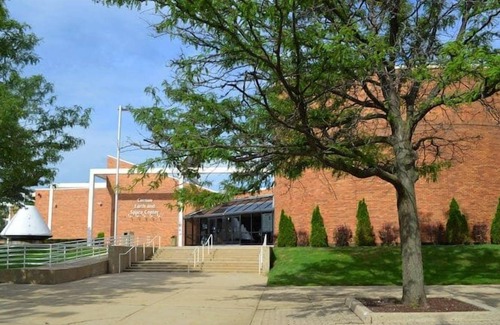 Melrose Park Maison | 3 Pet-friendly Units, Near Fashion Outlets Chicago/Cernan Earth and Space Center