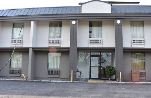 Melrose Park Maison | 3 Pet-friendly Units, Near Fashion Outlets Chicago/Cernan Earth and Space Center