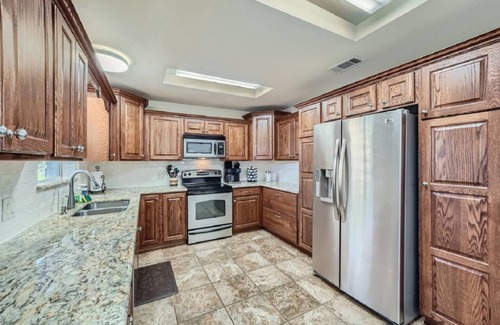Cedar Creek Maison | 3 Secluded Country Homes on 15 Acres. Pool, Ping Pong, Hot Tub and BBQ. Close to COTA. RV Parking.