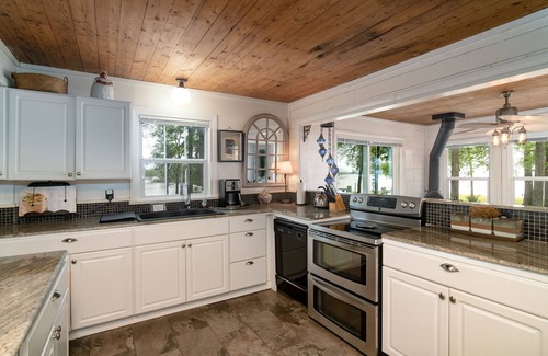 Berryville Maison | 3 separate cottages side by side waterfront with panoramic views