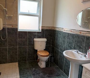 Jamestown Maison | #3 - Spacious Ensuite Double Room with Sofa in Leitrim