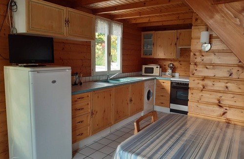 Baume-les-Dames Chalet De Ski | Gîte classé 3 étoiles, cadre verdoyant, proche commerces, Wifi gratuit