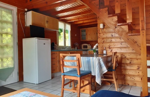 Baume-les-Dames Chalet De Ski | Gîte classé 3 étoiles, cadre verdoyant, proche commerces, Wifi gratuit