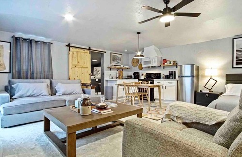 Central Oklahoma City Appartement | 3-story 6-bedroom 4 Bathrooms 3min-asian Dist