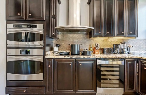 Shadyside Maison | 3-Story Historic Home | Steam Shower | 3 King Beds