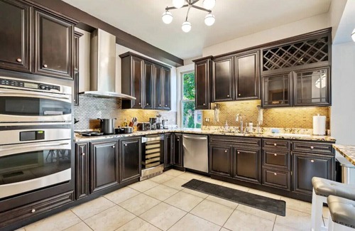 Shadyside Maison | 3-Story Historic Home | Steam Shower | 3 King Beds