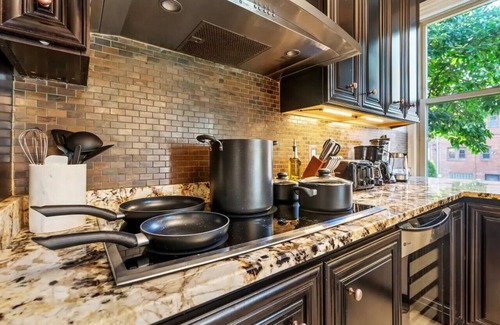 Shadyside Maison | 3-Story Historic Home | Steam Shower | 3 King Beds