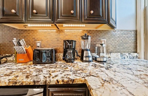 Shadyside Maison | 3-Story Historic Home | Steam Shower | 3 King Beds