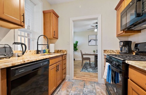 North Oakland Appartement | 3 Story home w/11 beds! | Close to Pitt & CMU!