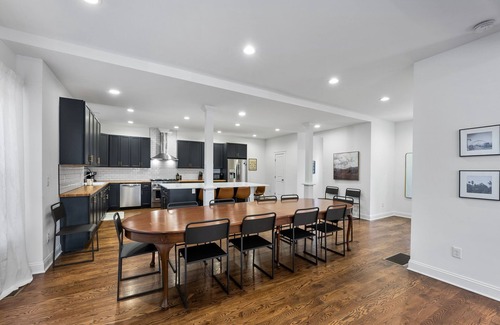 Clintonville Maison | 3 story, massive house in Central Columbus. Huge Kitchen!
