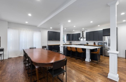 Clintonville Maison | 3 story, massive house in Central Columbus. Huge Kitchen!