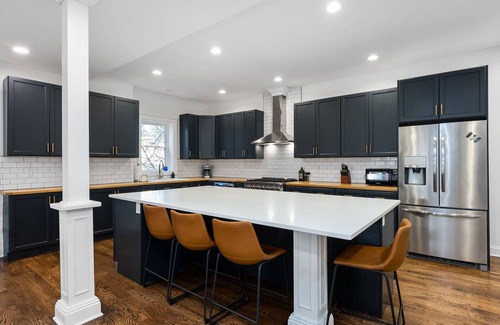 Clintonville Maison | 3 story, massive house in Central Columbus. Huge Kitchen!