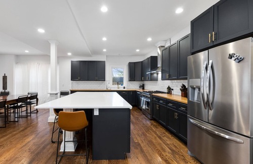Clintonville Maison | 3 story, massive house in Central Columbus. Huge Kitchen!