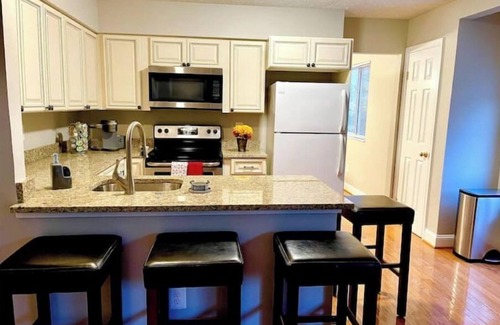 Herndon Maison | 3 Story SF Home - 5 BDR 3.5 Bath - Prime Location!