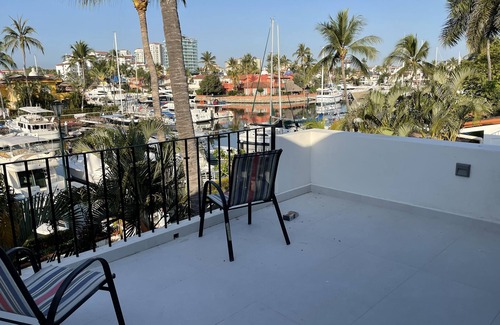 Isla Iguana Villa | Villa de 3 étages juste sur la marina avec de belles vues et de superbes équipements.