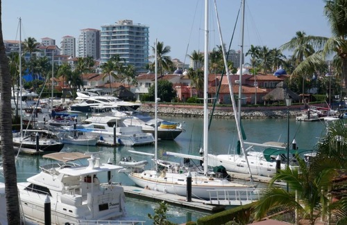 Isla Iguana Villa | Villa de 3 étages juste sur la marina avec de belles vues et de superbes équipements.