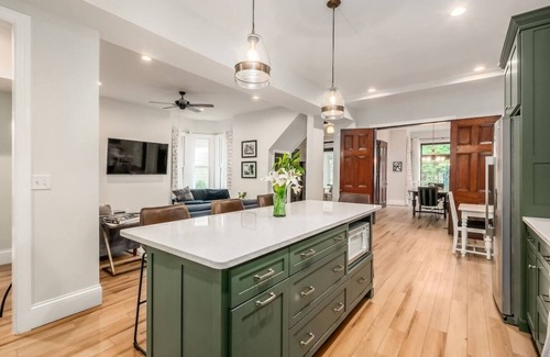 Victorian Village Maison | Big Grey | 3 Suites | 5 Queens | OSU 1/2mi