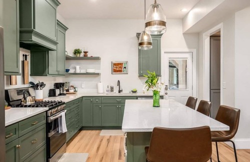 Victorian Village Maison | Big Grey | 3 Suites | 5 Queens | OSU 1/2mi