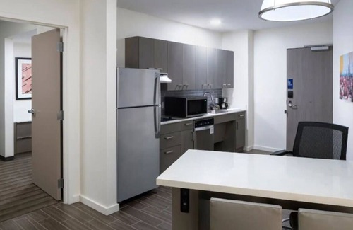 Tempe Hôtel | 3 Tempe Suites – Pool, Gym, Walk to Mill Ave, Lake, Desert Garden & Dining