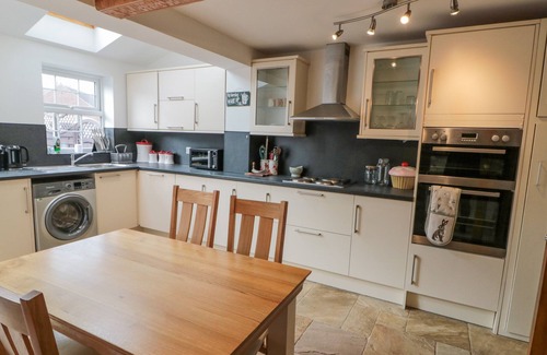 Weaverthorpe Maison | 3 WILSON COTTAGES, pet friendly, with hot tub in Weaverthorpe