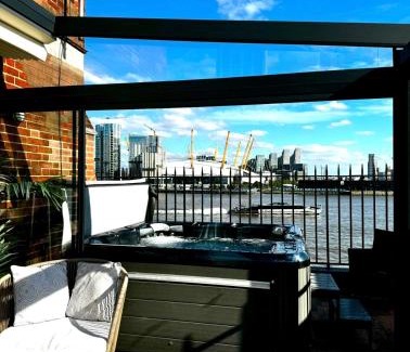 Canary Wharf Appartement | 3 x Bedroom Riverside Flat with HOT TUB on Roof Terrace