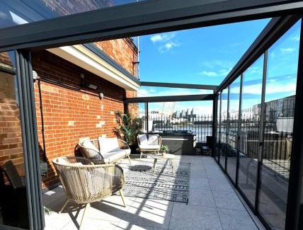Canary Wharf Appartement | 3 x Bedroom Riverside Flat with HOT TUB on Roof Terrace