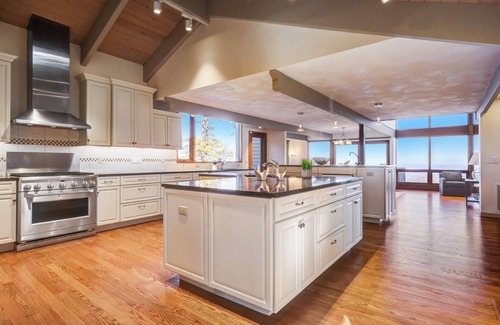Cornwall Maison | 30-acre Mountaintop Estate Surrounded by Nature and Incredible 360º Views