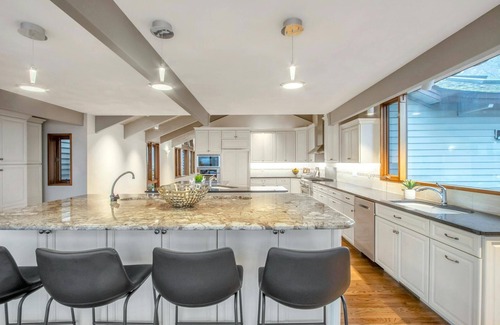 Cornwall Maison | 30-acre Mountaintop Estate Surrounded by Nature and Incredible 360º Views