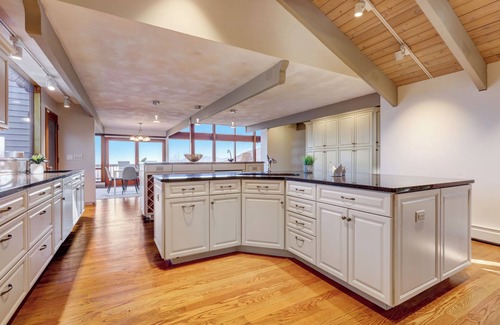 Cornwall Maison | 30-acre Mountaintop Estate Surrounded by Nature and Incredible 360º Views