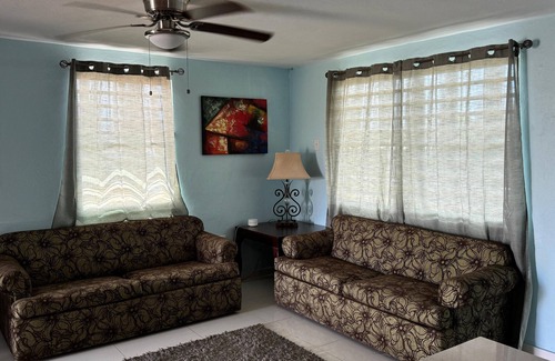 San Juan Appartement | 30 Day Minimum- 3BR & 2BA Family Retreat – Walk to Ocean