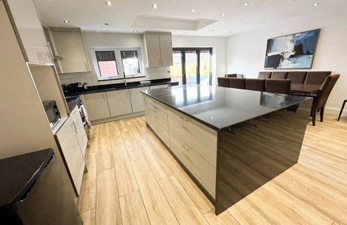 Redbridge Maison | 30 min tube to Oxford Street/BH