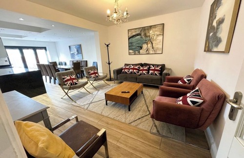 Redbridge Maison | 30 min tube to Oxford Street/BH