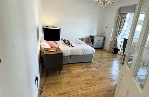 Redbridge Maison | 30 min tube to Oxford Street/BH