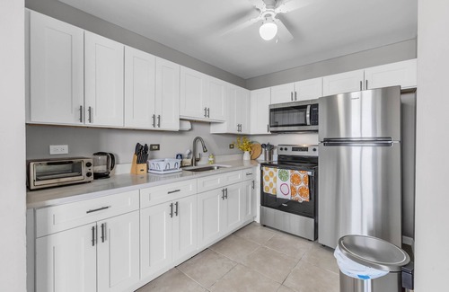 West Lawn Copropriété | 30 mins to downtown stunning high rise condo! close to Midway Airport, Shopping.