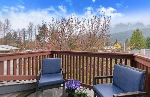 Brackendale Maison | 30 minutes from Whistler-Squamish family retreat. Pet friendly!