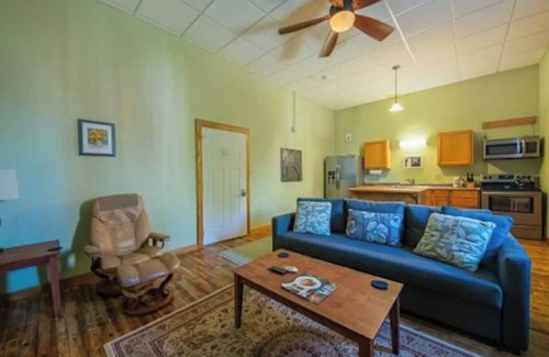 Du Quoin Appartement | 30 West...The Den (#2)