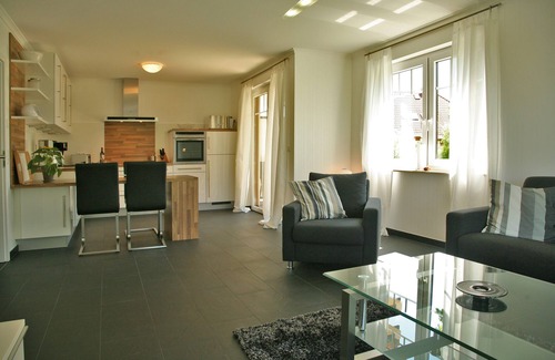 Nienhagen Appartement | 300 mètres de la mer Baltique - deux terrasses et jardin - WiFi disponible