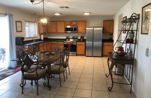 Sunrise Lakes Maison | 3000 sf fully fenced luxury waterfront home, private pool 15 min. from Disney!
