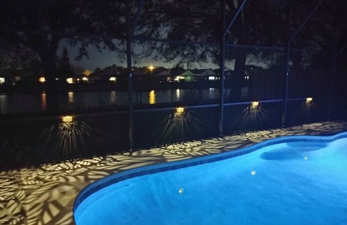 Sunrise Lakes Maison | 3000 sf fully fenced luxury waterfront home, private pool 15 min. from Disney!