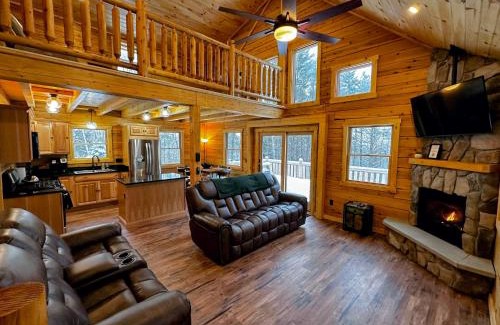 Bethlehem Maison | 31R Brand new log home on quiet side street in Bethlehem, close to Main Street! 20 min to skiing
