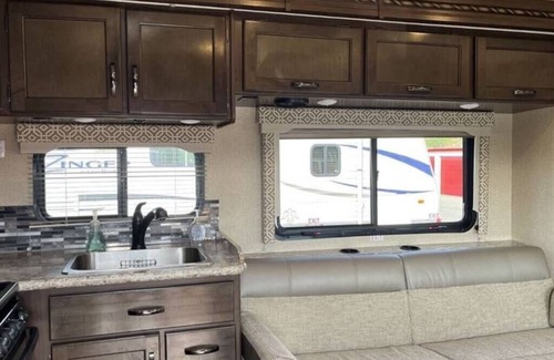 Springfield Maison | 32 ft Motorhome Sleeps 10!