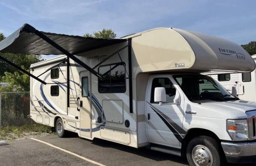 Springfield Maison | 32 ft Motorhome Sleeps 10!