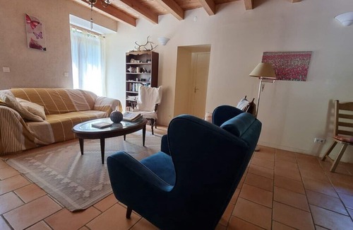 Velieux Villa | Villa rustique et intime à Vélieux, Languedoc Roussillon, France avec piscine chauffée pour 6 personnes