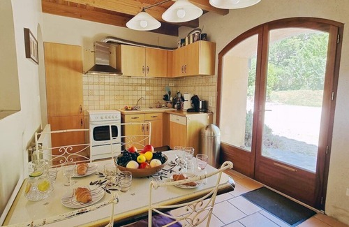 Velieux Villa | Villa rustique et intime à Vélieux, Languedoc Roussillon, France avec piscine chauffée pour 6 personnes
