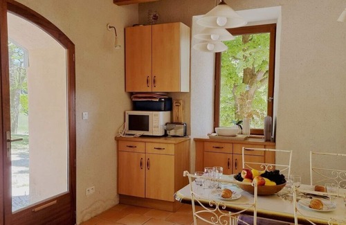 Velieux Villa | Villa rustique et intime à Vélieux, Languedoc Roussillon, France avec piscine chauffée pour 6 personnes